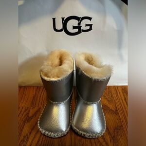 Infant Newborn Size 0/1 Metallic Silver
Ugg Australia